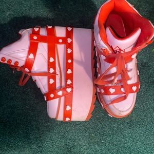 YRU Bondage Heart platforms